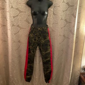🔥 Fashion Nova Camo Jogger Jeans size 2 🔥